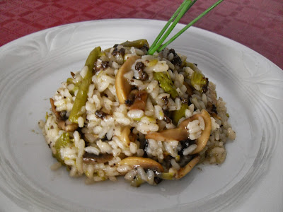 Risotto con setas, espárragos y trufa.