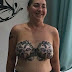 Mulher supera câncer de mama com tatuagem que imita sutiã