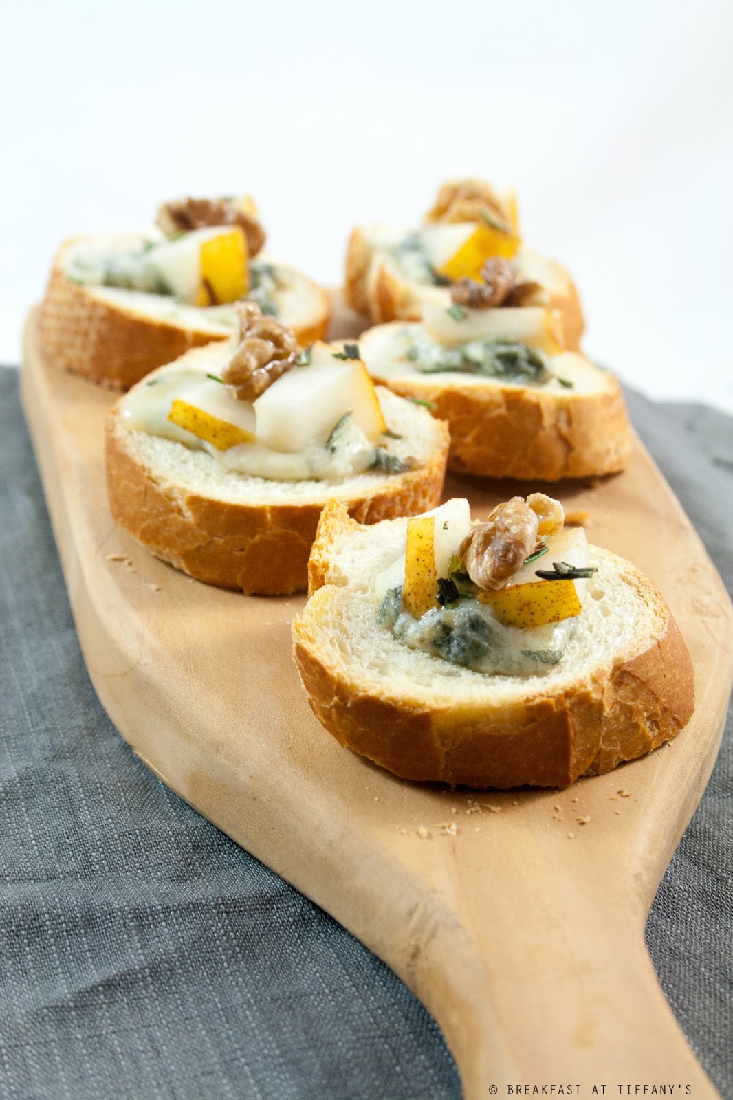 Crostini caldi con pere, noci e rosmarino Breakfast at