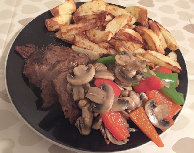 Slimming World friendly steak, airfryer cooked chips, mushrooms and red peppers 