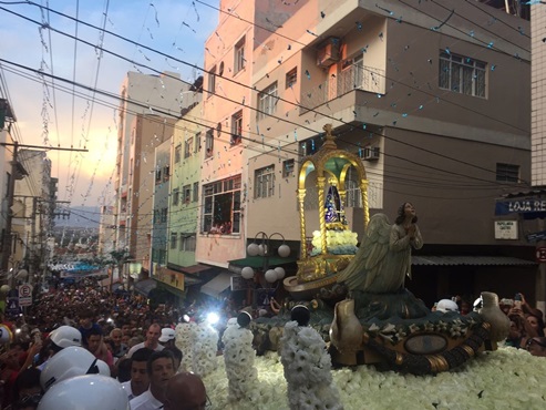 Devotos fazem procissão do rio onde santa foi achada até a basílica em Aparecida