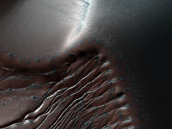 Khí CO2 bị đóng băng tạo nên một lớp mờ suốt trên các đồi cát của miệng hố va chạm Russell vào mùa đông. Hình ảnh: NASA/JPL.