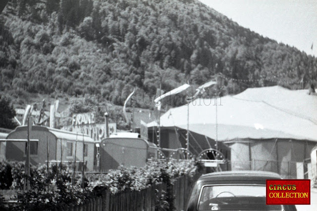 Chapiteau, roulottes et façade d'entrée du Cirque Franz Althoff 1967