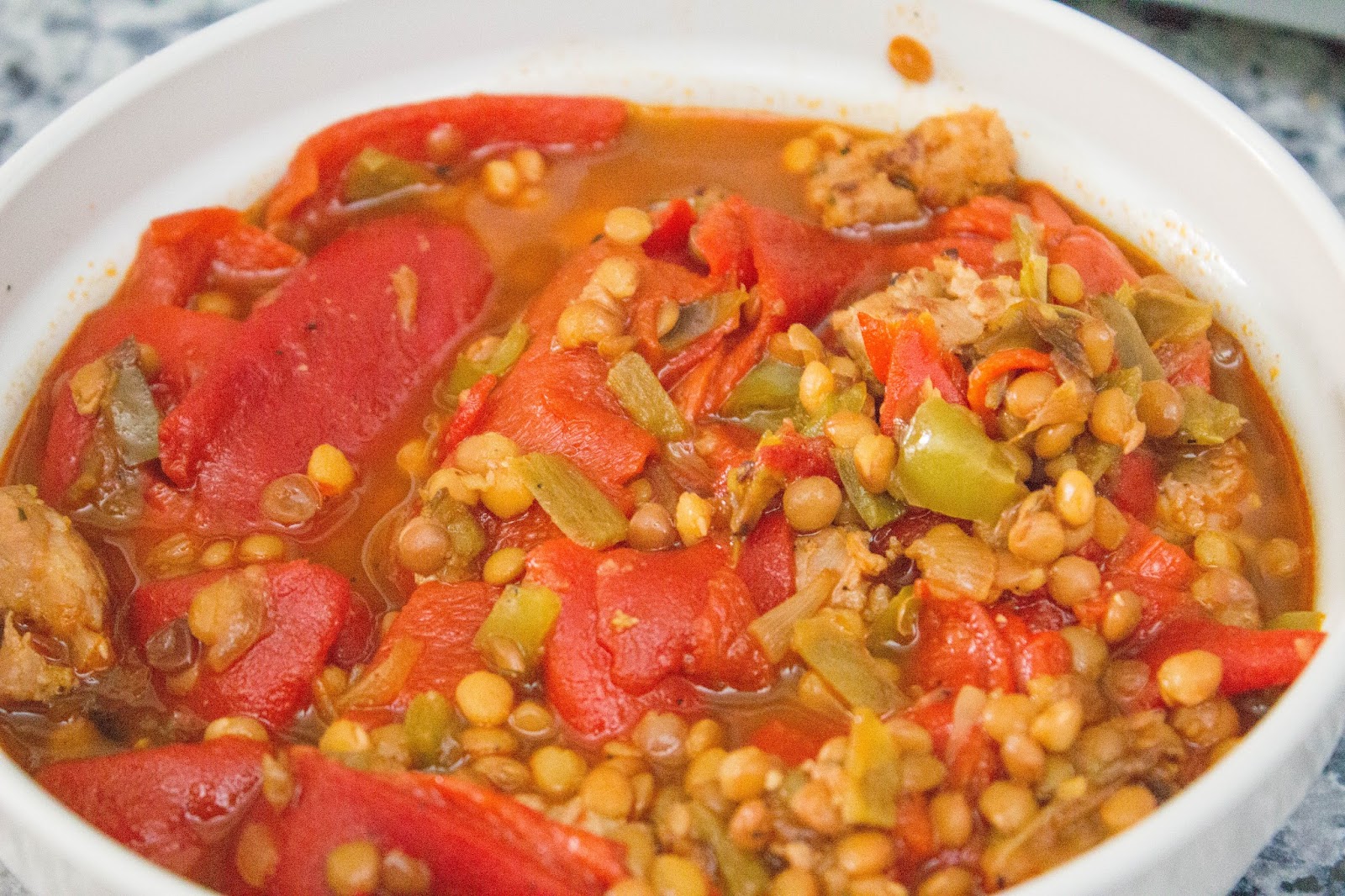 Lentejas con salchichas, verduras y piquillos El Baúl de las delicias