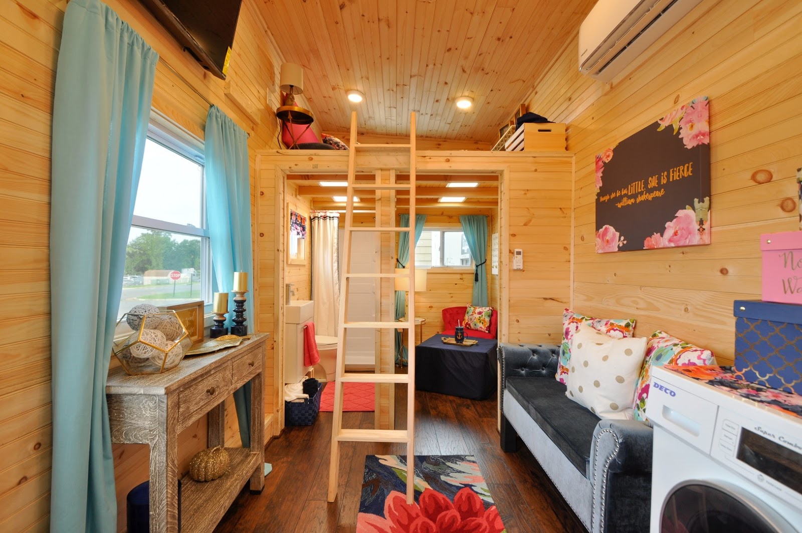 By Tiny House Building Company [ TINY HOUSE TOWN ]