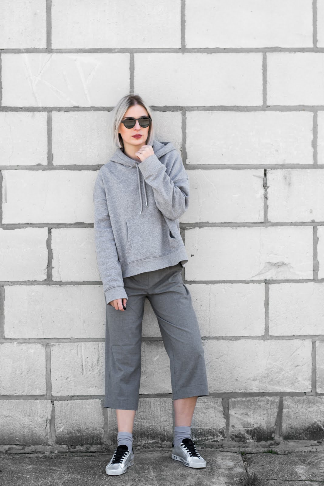 All grey outfit, oversized hoodie, culotte grey, zilver sneakers, golden goose, sacha shoes, monki socks, komono sunglasses