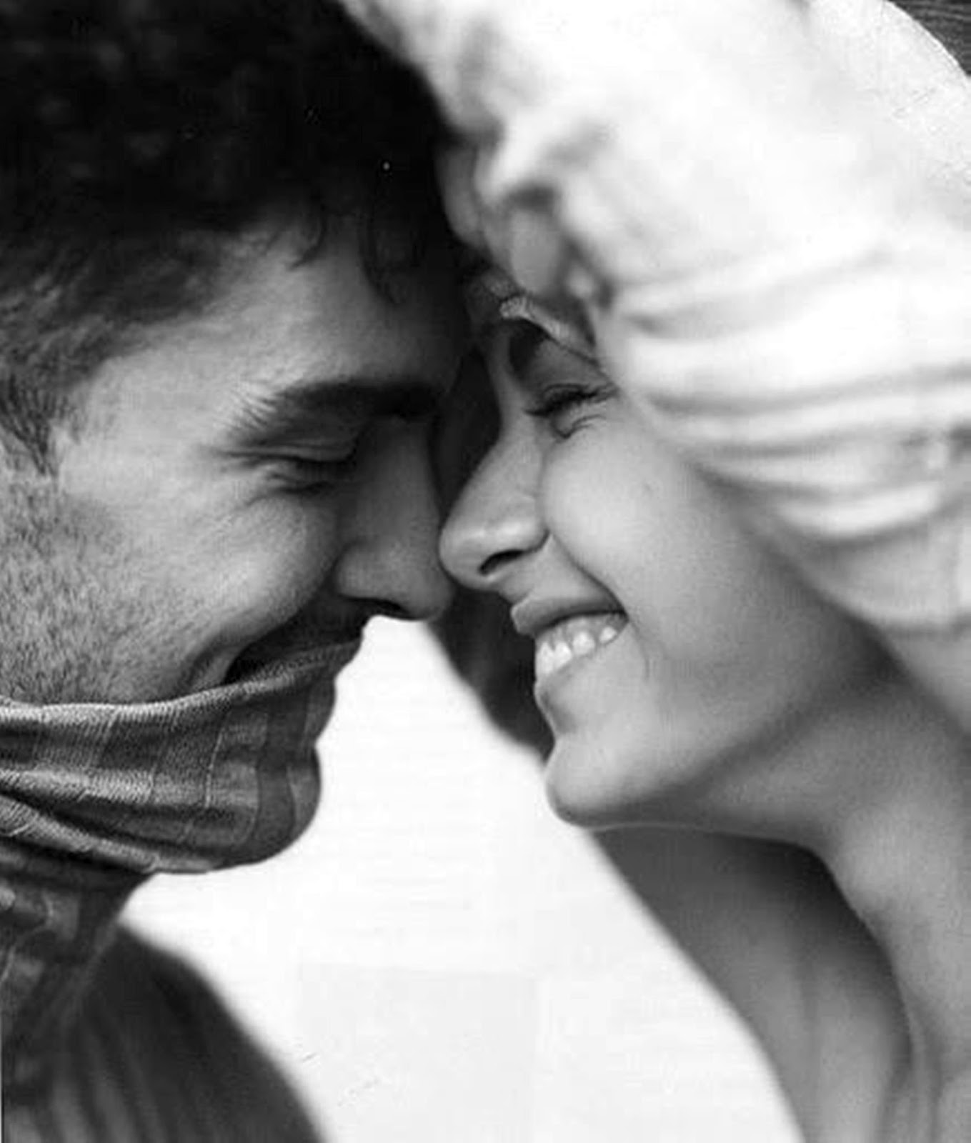 Двое вместе и нет. Расставание с любимым человеком. Картинка две пары. Мужчина и женщина улыбаются. Идеи для фотосессии.