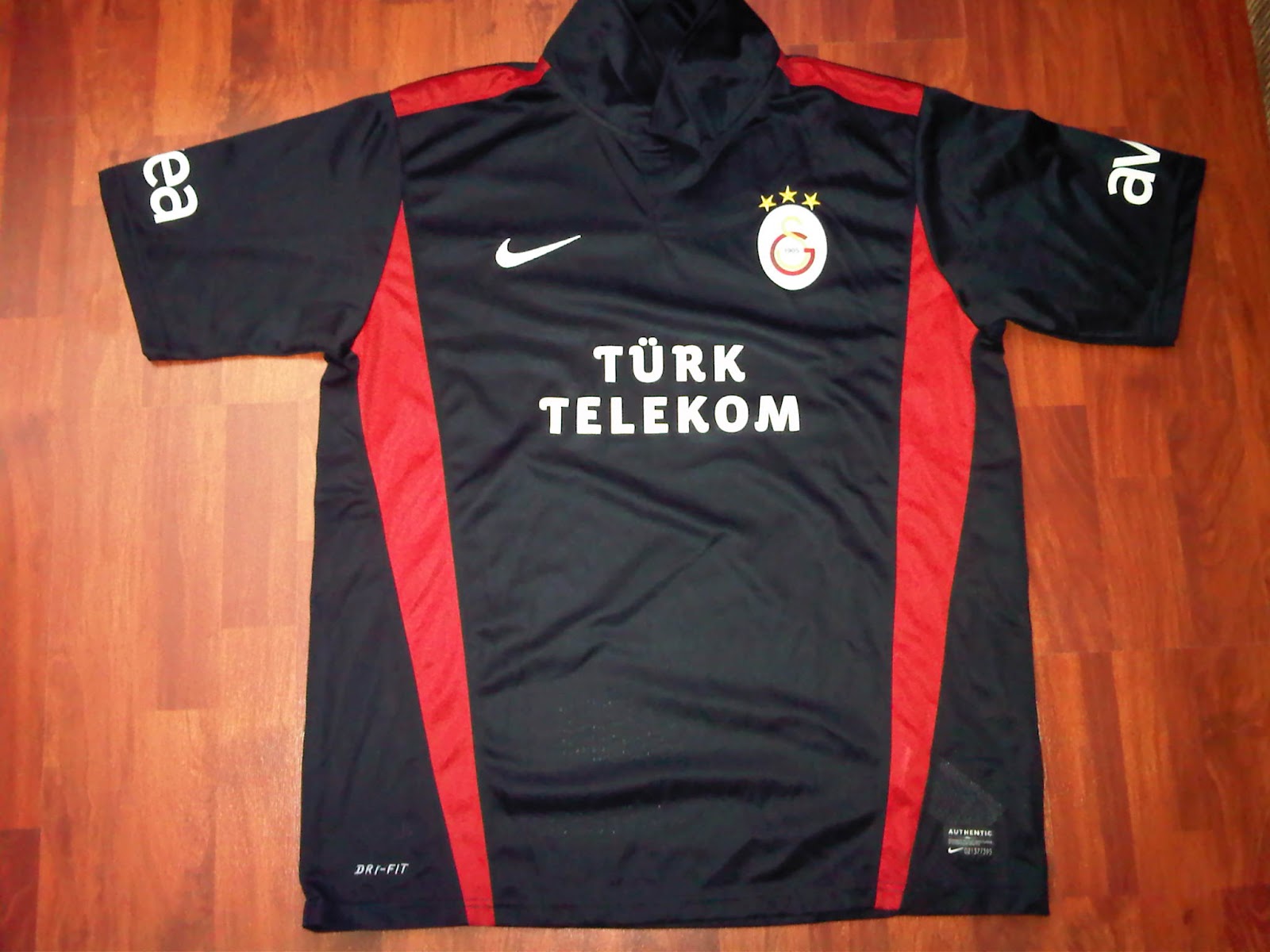 ''Genç Koleksiyoncu'' Galatasaray 20112012 Sezonu Siyah Forma