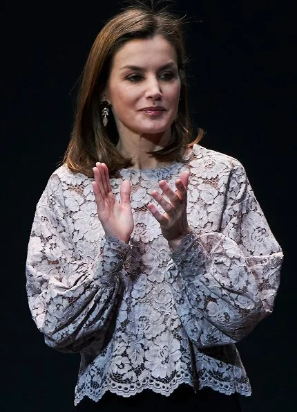 Queen Letizia presented 2017 National Innovation and Design Awards at Bosque Art Center. Queen Letizia wore lace blouse, Hugo Poss coat, Prada shoes