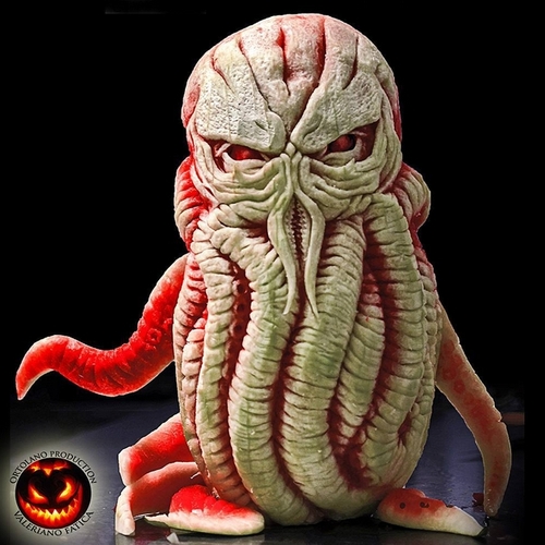 08-Cthulhu-Watermelon-Valeriano-Fatica-Ortolano-Production-Food-Art-Sculptures-Carved-Fruit-Vegetables-www-designstack-co