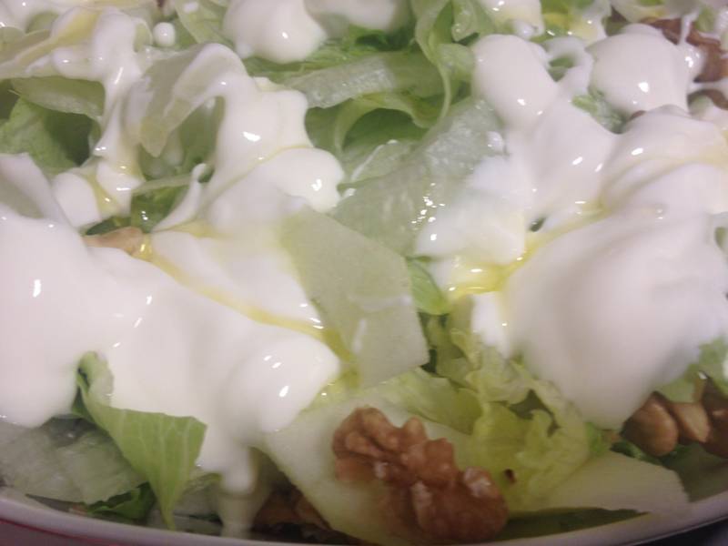 Insalata iceberg, mele verdi, noci e yogurt Armonia di Mandorle