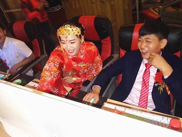 Hai vợ chồng người Trung Quốc mặc đồ cưới đi đánh Liên Minh Huyền Thoại