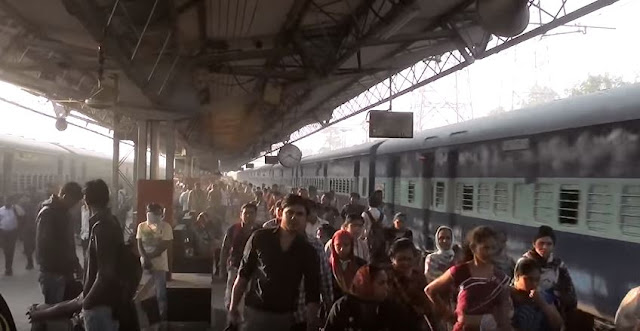 huge rush at Mumbai Central for Tatkal ticket booking