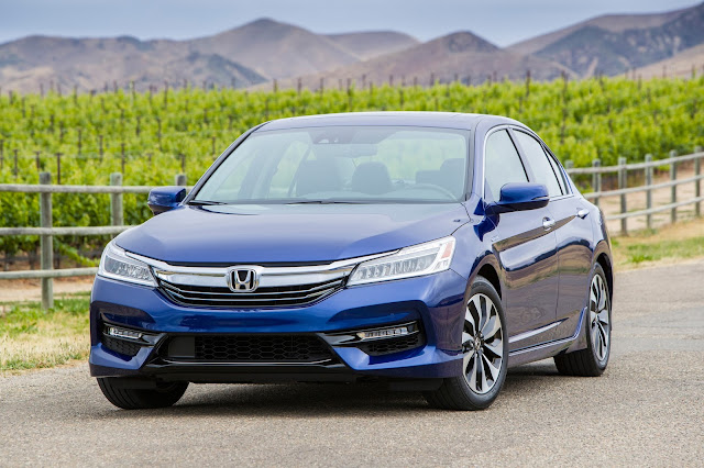 2017 Honda Accord Hybrid Touring front 3/4 view Front 3/4 view of 2017 Honda Accord Hybrid Touring