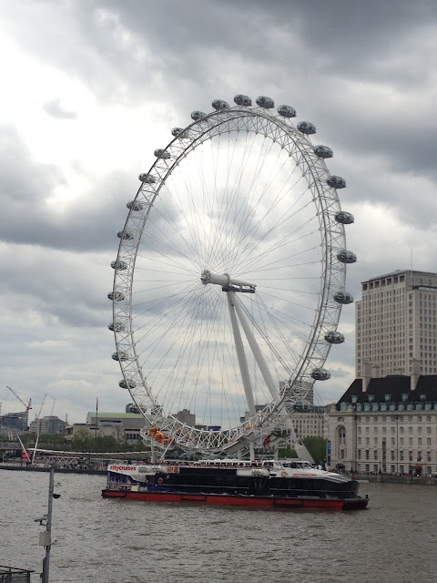 London Eye in a gray sky journaljose.blogspot.com / petiteetgrandebretagnes.blogspot.com