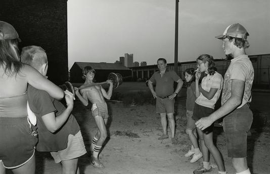 foto por Sage Sohier - South Boston - 1982 | fotos vintage, black and white photography | iconoCero by Sage Sohier - South Boston - 1982 | photos | imagenes bellas, fotos en blanco y negro bonitas | cool pics | 80s America