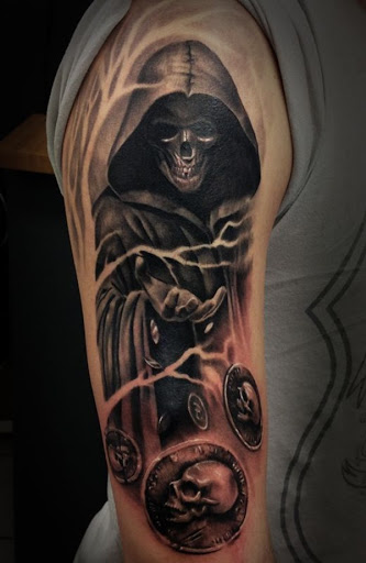 Um misterioso Grim Reaper tatuagem. A morte parece estar jogando moedas com caveiras. Parece ser significando que a reaper é jogar desejos de morte para as almas que ele está prestes a tomar.