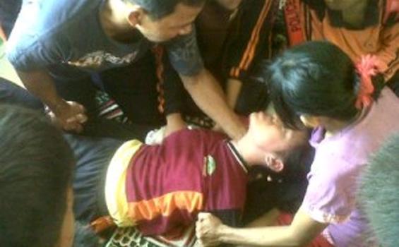 Saat Ibu Sedang Sholat, Sang Anak Malah Menendang Ibunya ...