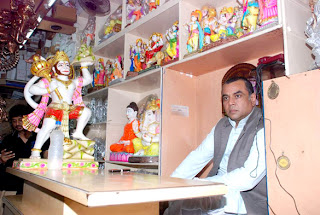 Paresh Rawal sells Ganesh idols to promote 'OMG Oh My God!'