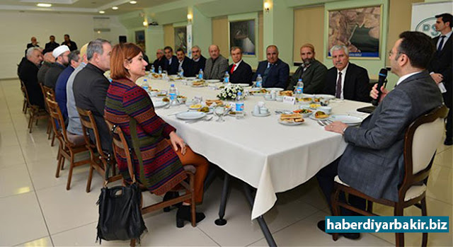 Diyarbakır Valisi kanaat önderleriyle bir araya geldi DİYARBAKIR-Diyarbakır Valisi Hüseyin Aksoy kanaat önderleri ile öğle yemeğinde bir araya gelerek sorunlarını ve taleplerini dinledi.