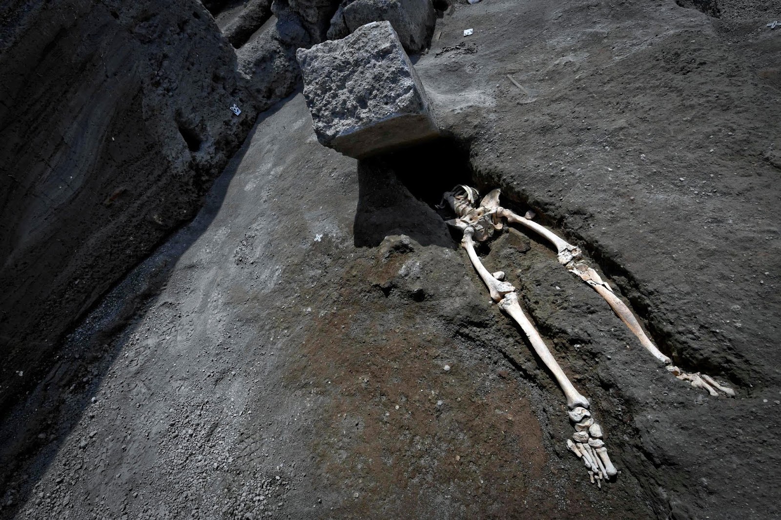 Skeleton-decapitated-by-rock.jpg
