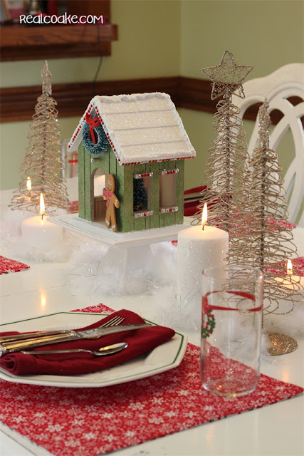 Pretty Christmas decorating ideas for Christmas table decorations from #RealCoake #Christmas #Decorating #Table #Centerpiece