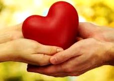 Corazón en las manos Foto dedicado al amor (Corazón entre las manos de un hombre y una mujer)