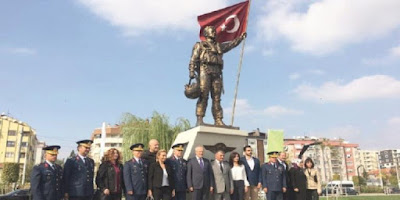 Άγαλμα για τον Τούρκο πιλότο F-16 που «καταρρίφθηκε» από ελληνικό Mirage 2000 μετά την κρίση των Ιμίων! [pics]  