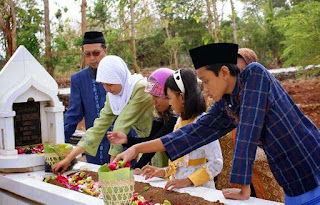 10 Tradisi Unik Lebaran yang Hanya Ada di Indonesia 10 Tradisi Unik Lebaran yang Hanya Ada di Indonesia