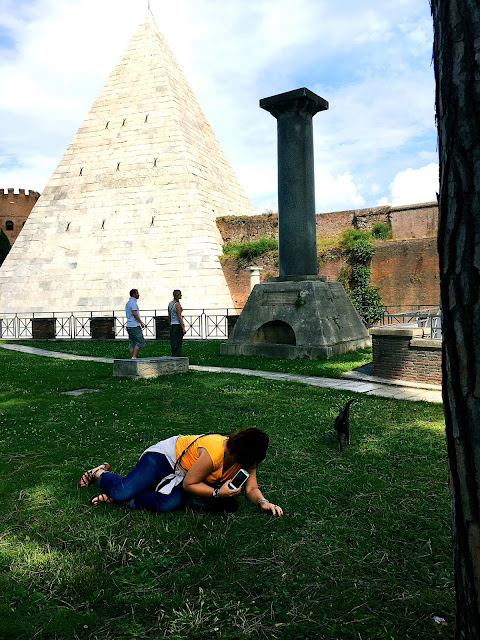 cestius-pyramid-rome cemetery-cat-sanctuary-rome