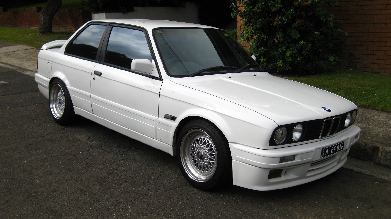 Aussie Old Parked Cars: 1990 BMW 325is (E30)