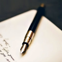 Bir kağıt üzerine yazı yazılıp bırakılmış bir dolma kalem
