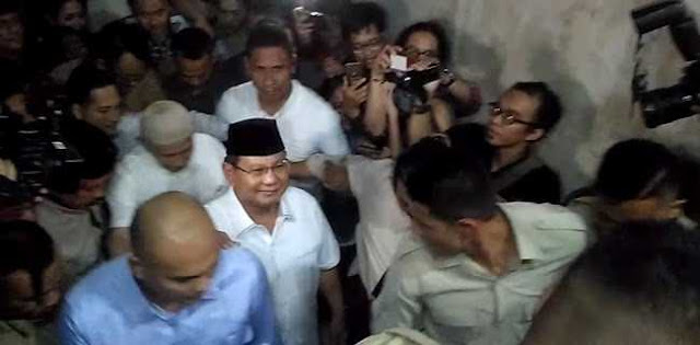 Tiba Di Polda Metro, Prabowo Bawakan Makanan Untuk Eggi Dan Lieus Tiba Di Polda Metro, Prabowo Bawakan Makanan Untuk Eggi Dan Lieus