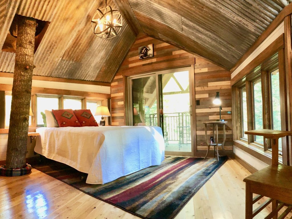 10-Bedroom-HomeAway-Montana-Tree-House-close-to-the-Glacier-National-Park-www-designstack-co