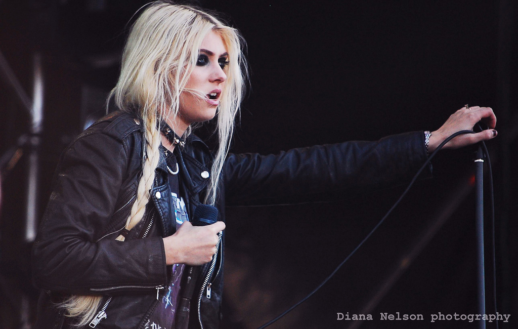 Тейлор момсен just tonight. Just tonight от the pretty reckless. Pretty reckless just. Тейлор момсен just tonight. The pretty reckless just tonight.