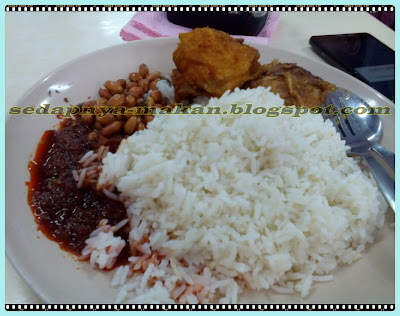 nasi lemak ayam goreng, kacang, ikan bilis, sambal