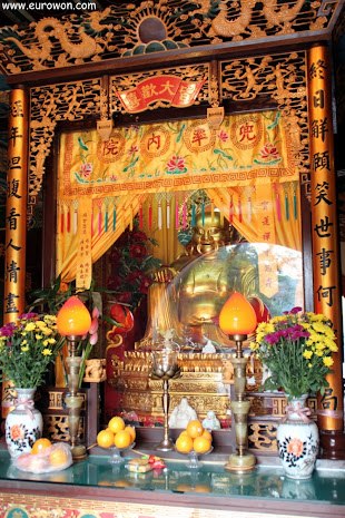 Figura budista en el templo Welto del monasterio Po Lin