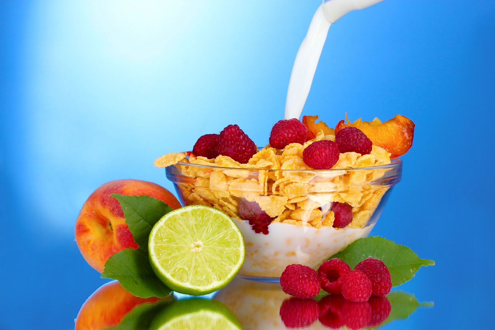 BANCO DE IMÁGENES GRATIS Deliciosos cereales cornflakes con frutas y leche BANCO DE IMÁGENES GRATIS Deliciosos cereales cornflakes con frutas y leche