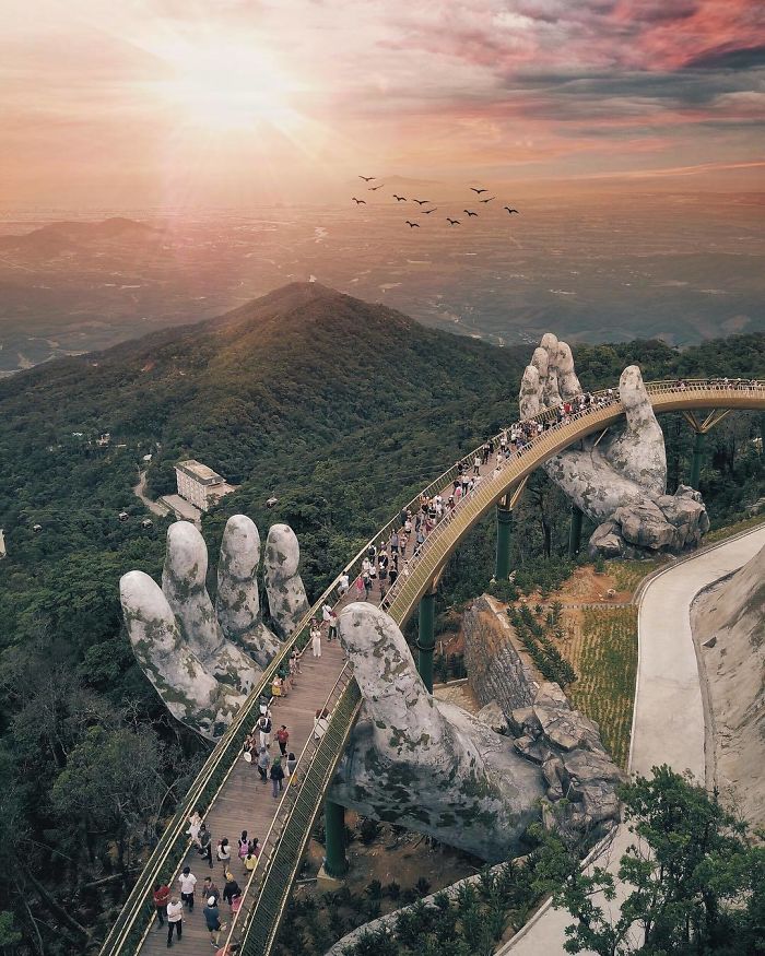 manos-colosales-sostienen-el-impresionante-puente-dorado-de-Vietnam