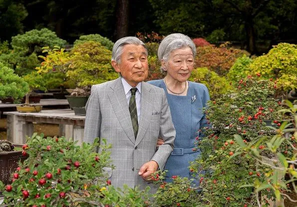 The Imperial Household Agency published the new photos of Empress Michiko and Emperor Akihito. Princess Masako