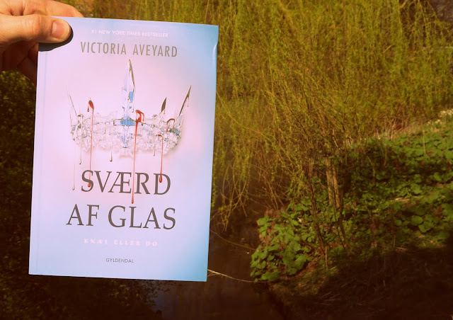 Sværd af glas af Victoria Aveyard