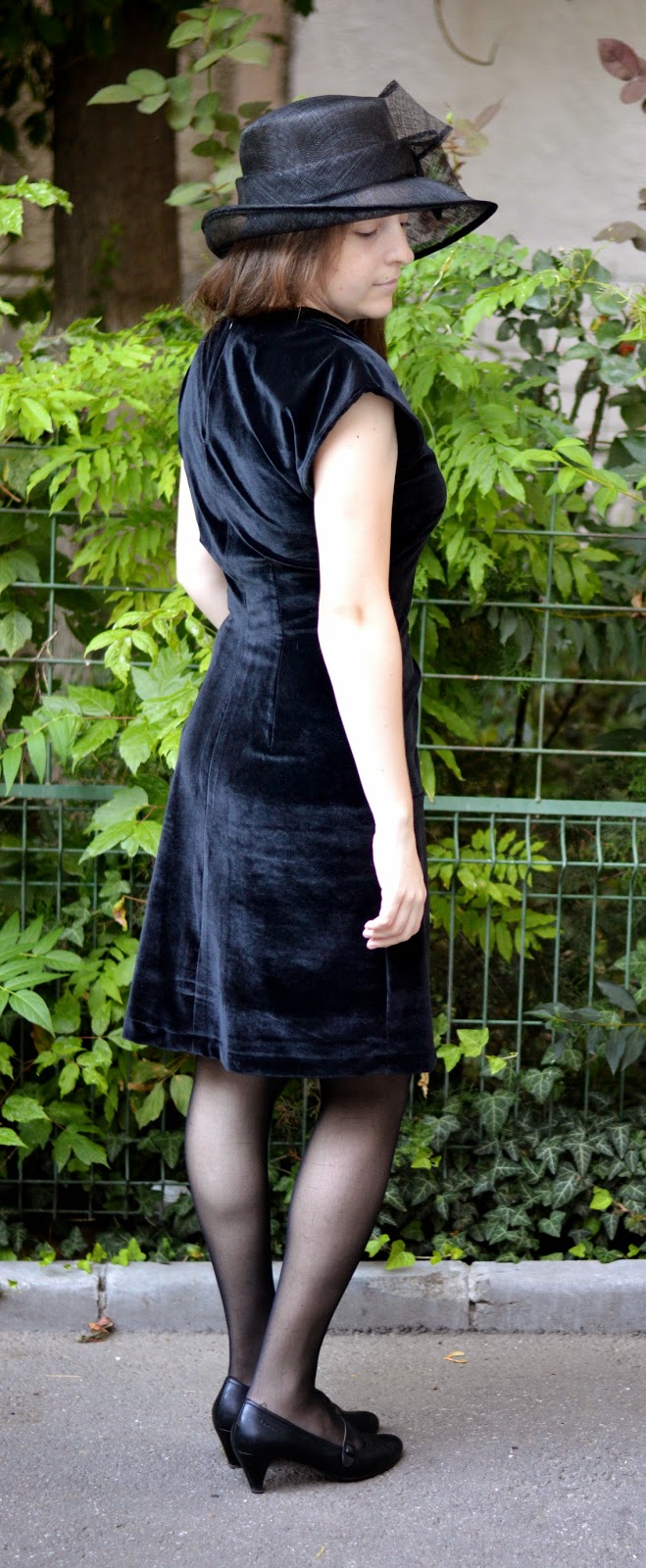 I believe I can sew...: Little black dress - Vogue 2787