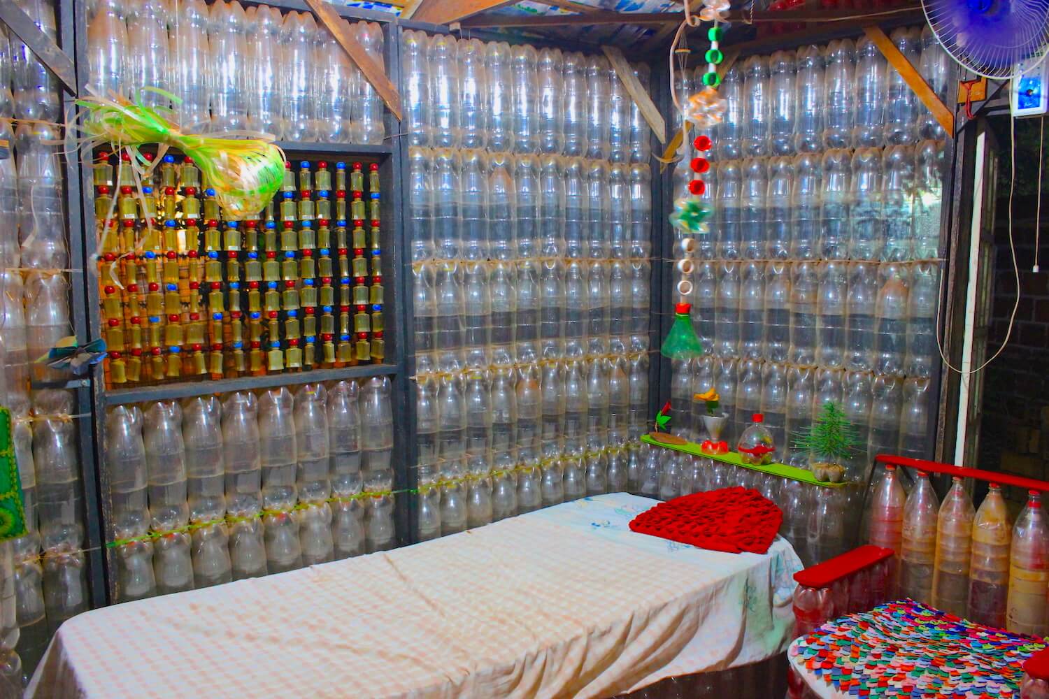 la casa de botellas bottle house room