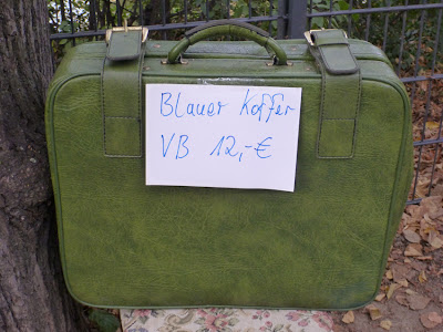 Flohmarktfund: Grüner Koffer, Aufschrift: Blauer Koffer, VB 12 €
