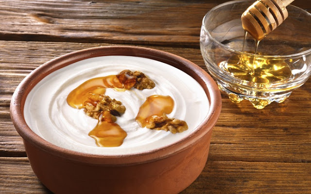 ٩ طرق لعلاج الارتجاع باستخدام الزبادي ستريحك جداً Yogurt-and-honey