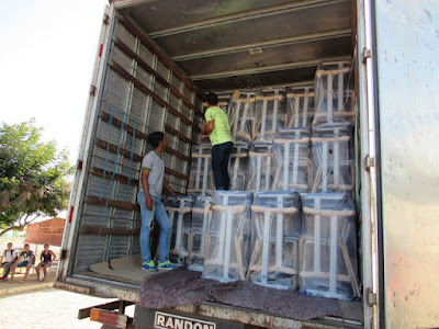 PREFEITURA DE JANDAÍRA ENTREGA MAIS DE 200 CADEIRAS PARA REDE DE ENSINO MUNICIPAL.