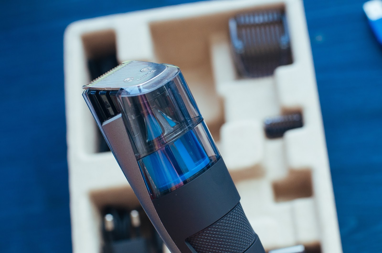 Philips Beardtrimmer series 7000 Триммер для бороды с вакуумной системой.