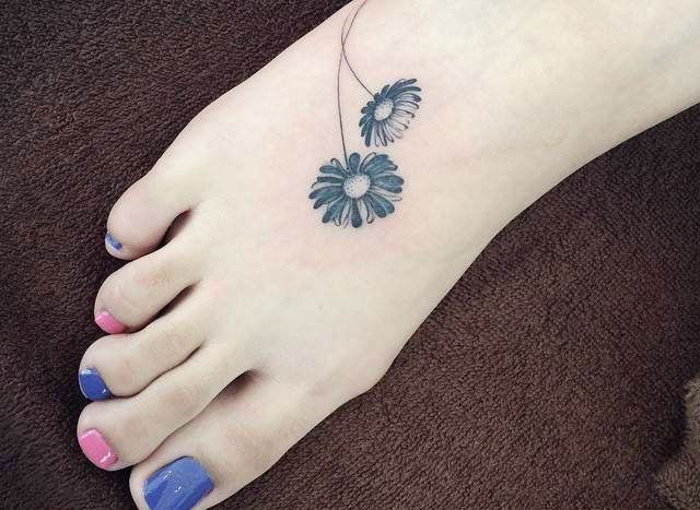 Mini tatuagens de flores para as mulheres Mini tatuagens de flores para as mulheres