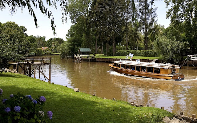Passeio de barco pelo Rio Tigre no mês de março Passeio de barco pelo Rio Tigre no mês de março