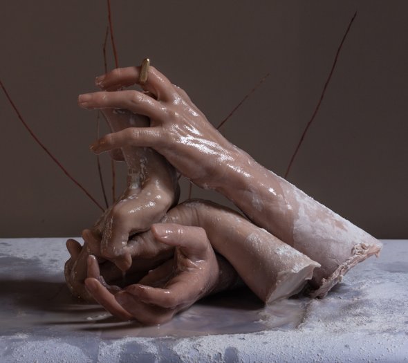 As bizarras, inquietantes e surreais esculturas de partes do corpo deformados de Sarah Sitkin Sarah Sitkin esculturas macabras seres humanos deformados sombrias bizarras surreais pesadelos terror